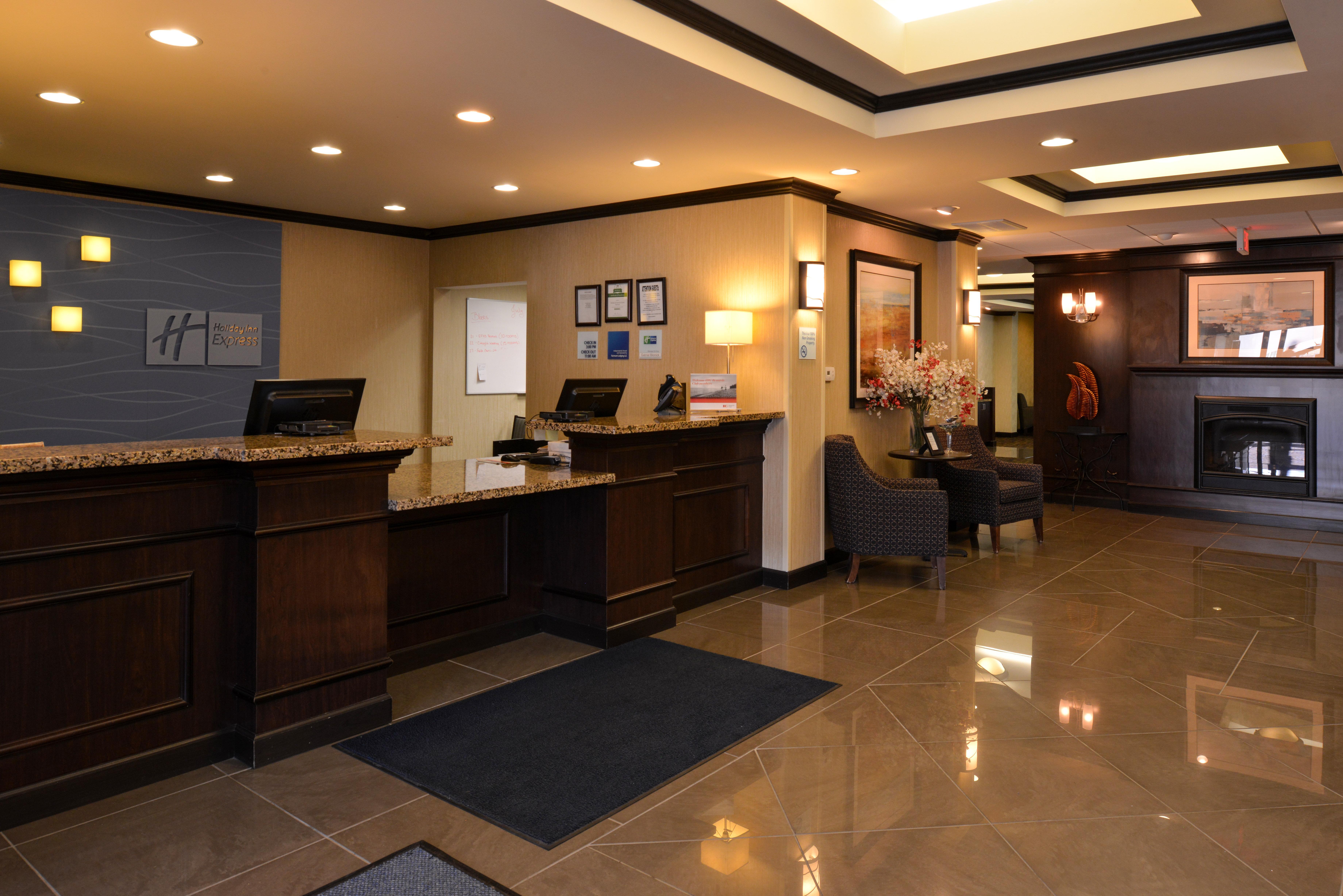 Holiday Inn Express & Suites Fairmont, An Ihg Hotel Exterior foto